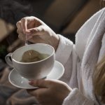 Groß (mit_einer_tasse_tee_zur_ruhe_kommen_c_mood_photography_my_mayr_med_resort)