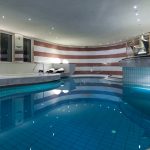 Groß (ruhiger_indoor_pool_mit_liegebereich_c_rainer_hofmann_photodesign_hotel_zuerserhof)
