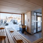 Groß (sauna_mit_verschneitem_ausblick_c_lukas_ruibisoier_das_hohe_salve_sportresort_0)