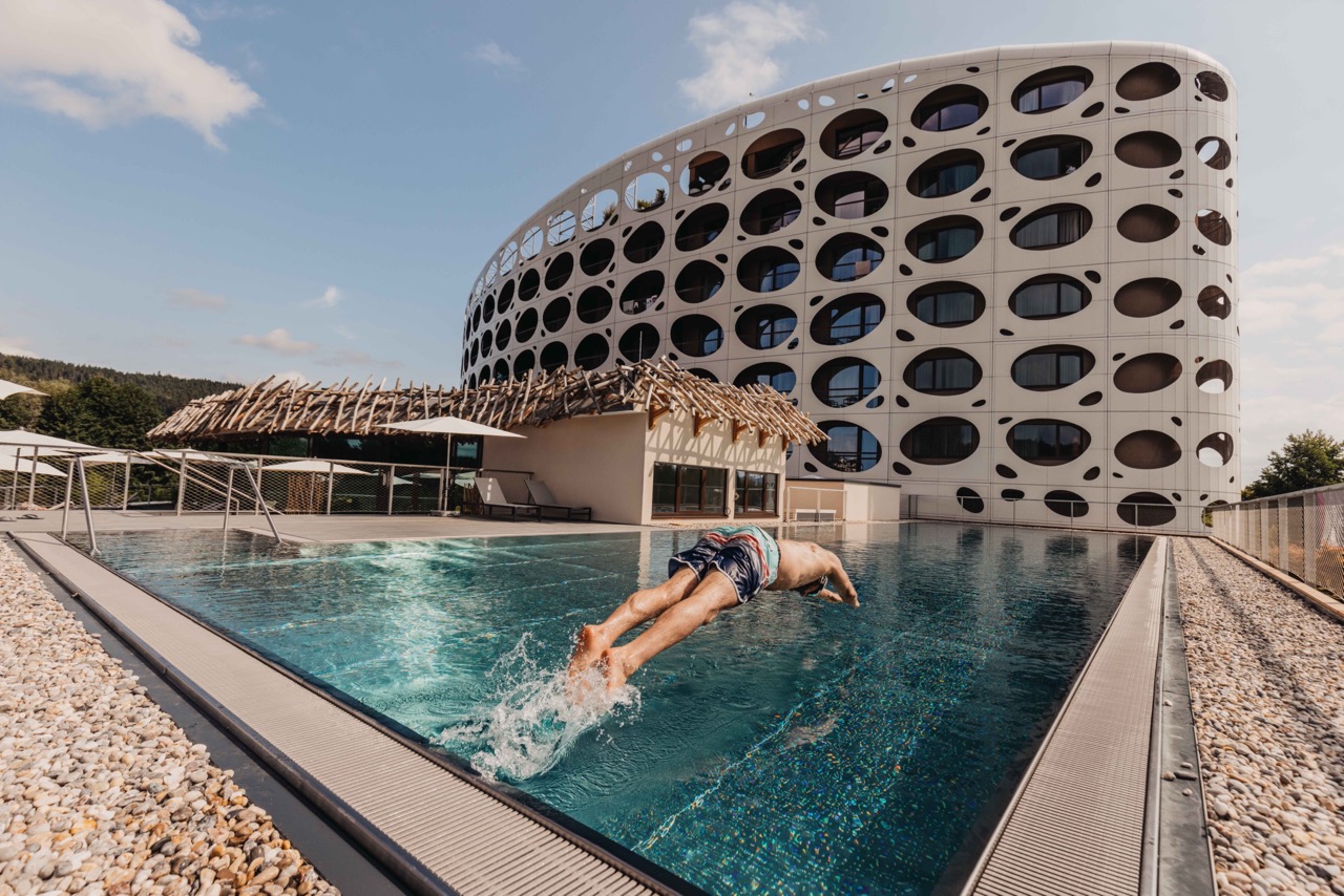 Groß (sprung_in_den_outdoorpool_c_daniel_waschnig_das_seepark_woerthersee_resort)