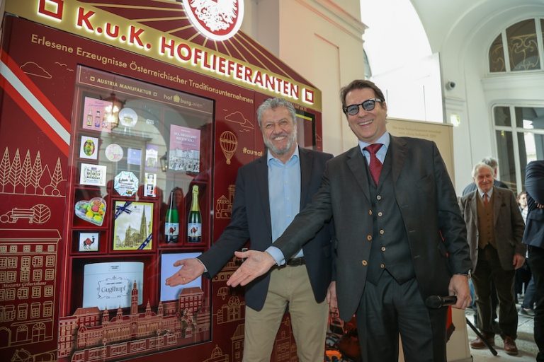 Weltpremiere des ersten AUMAT in der Wiener Hofburg