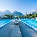 Groß (freibad_mit_bergpanorama_c_andrea_badrutt_hotel_belvedere)