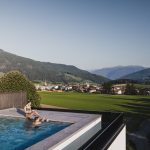 herrlicher_panoramablick_vom_pool_c_kottersteger_alpinhotel_keil