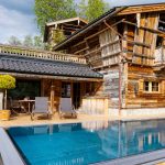 die_wunderschoene_pool_luxury_lodge_bergdorf_prechtlgut_0