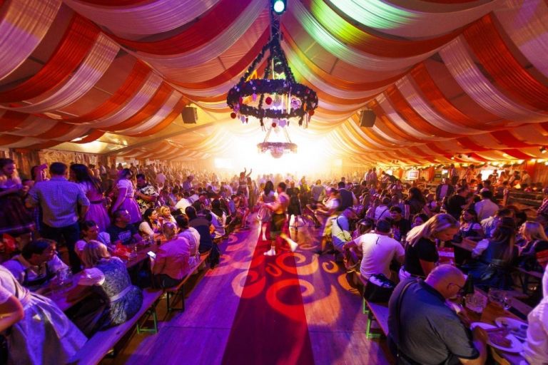 O’zapft is! Die Wiener Kaiser Wiesn 2024 ist eröffnet