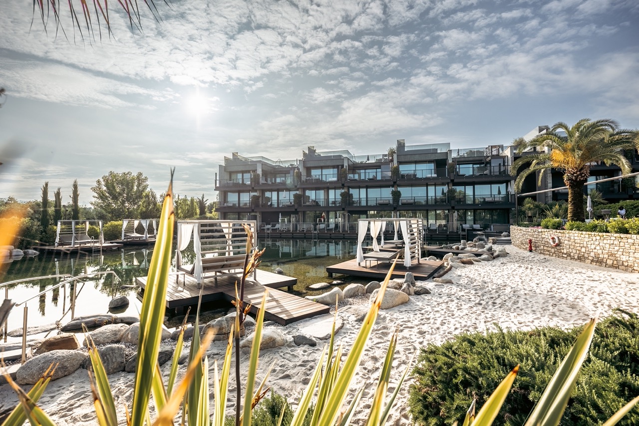 Groß (blick_auf_das_hotel_quellenhof_luxury_resort_lazise_0)