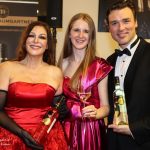 Groß (Die Opernstars und Jungweintaufpaten Natalia Ushakova und Thomas Weinhappel mit Winzerin Katharina Baumgartner und den Jungweinen. c Christian Kaiser)