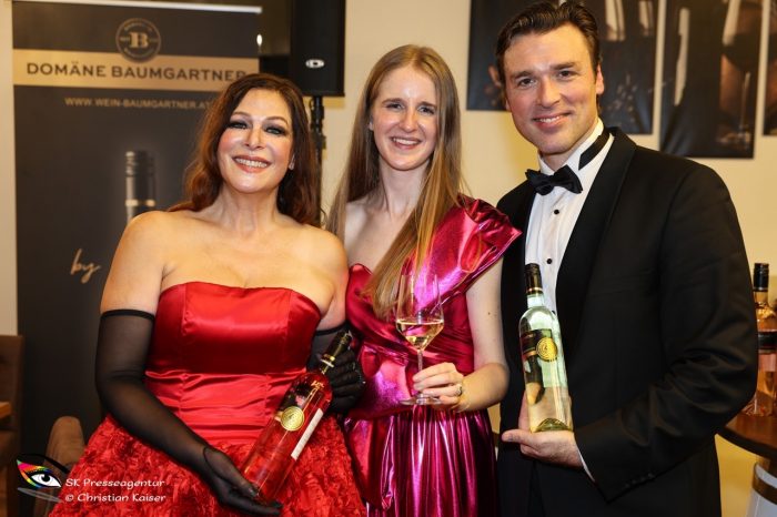 Groß (Die Opernstars und Jungweintaufpaten Natalia Ushakova und Thomas Weinhappel mit Winzerin Katharina Baumgartner und den Jungweinen. c Christian Kaiser)