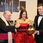 Groß (Segnung der Jungweine durch Pfarrer Franz Brei. c Christian Kaiser)