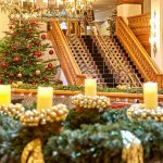 Groß (weihnachtlich_dekorierte_hotellobby_resorts_bad_griesbach)