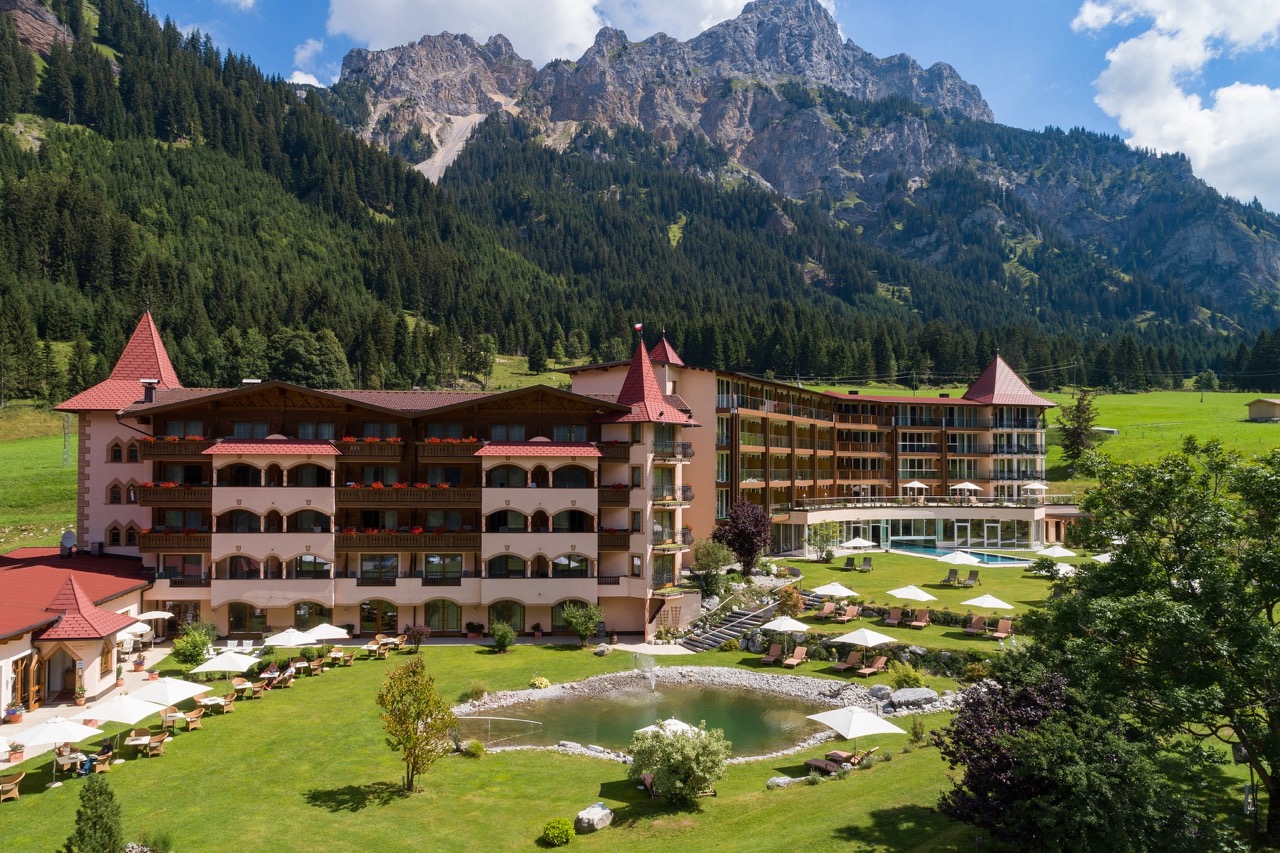 Groß (aussenansicht_des_romantik_resort_spa_der_laterndl_hof_c_romantik_resort_spa_der_laterndl_hof)