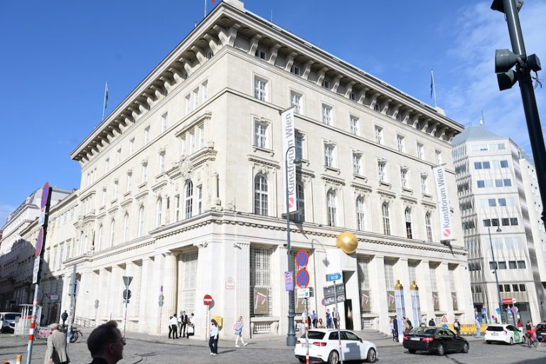 Zeitgeschichte in Bildern – MENSCH BERLIN im Kunstforum Wien