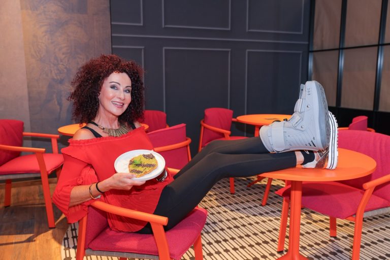 Gipsfuß, Glamour & Gourmet: Christina Lugner bei Le Burger Lounge