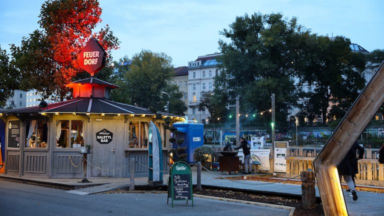 Heiße Nächte im Winter: Feuerdorf eröffnet mit prominenter Grillrunde