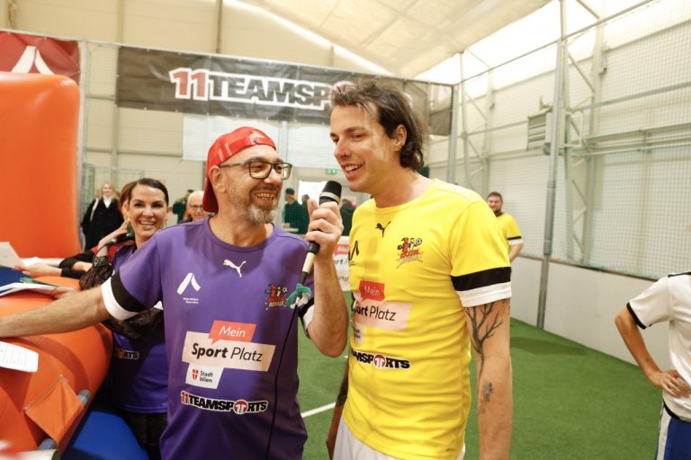 Kickerl Royale: Prominente kickten im XXL-Wuzzler gegen Gewalt an Frauen