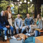 Groß (Schani Hotels_familie-komarek-mit-geschäftsführer-markus-und-familienhund-luna © Christine Miess)