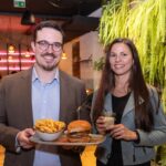 Groß (Cornelia Felbinger (wissenschaftliche Mitarbeiterin am Campus Wieselburg der FH Wr Neustadt) und Lukas Teschmit (Chief Process Officer Le Burger)_copyright_ROBIN CONSULT_Fellner-8016 (4))