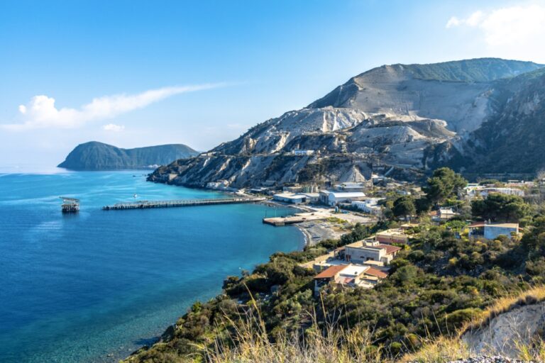 Von Vulkanen bis Sterneküche: Die Äolischen Inseln erleben