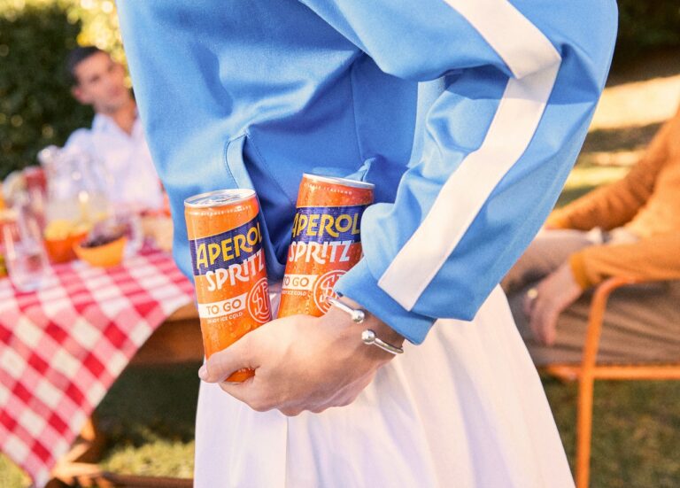 Aperol Spritz TO GO bringt Dolce Vita für unterwegs