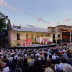 Groß (Oper BURG GARS 2026_MADAMA BUTTERFLY_Bühne gesamt_quer_(Andreas Anker))