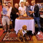 „Blindes Vertrauen“ im Marchfelderhof  am 17.08.2026 – mit Alexander Rüdiger als Landesmeister im Berglauf 2026  –  © Conny de Beauclair