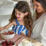 Genussvolle-Familienzeit-beim-Fruehstueck-Cavallino-Bianco-Caorle-Venezia