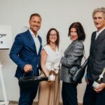 Groß (V.l.n.r._ Florian Czink und Elisabeth Gruber (Schlumberger), Helga Schania und Hermann Fankhauser (WendyJim) mit der neuen Schlumberger Tasche)