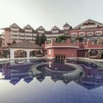 Groß (blick_auf_das_cavallino_bianco_mit_dem_outdoor_pool_c_hannes_niederkofler_cavallino_bianco_family_spa_grand_hotel)